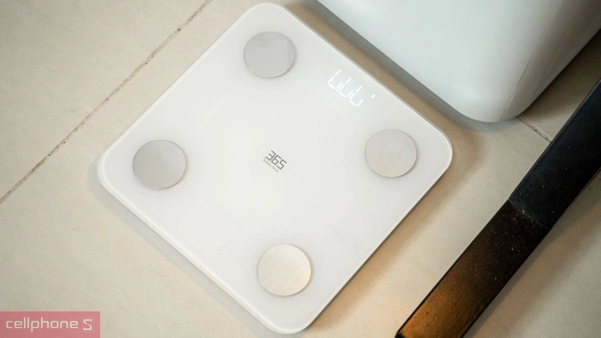 Cân điện tử thông minh 365 Selection WS2 có thiết kế tối giản nhưng sang trọng, mặt cân bằng kính cường lực cao cấp, chịu lực đến 180kg. Thiết bị sử dụng pin AAA hoạt động cực tiện lợi, đo lường chính xác nhiều chỉ số và kết nối dễ dàng với App 365 Life trên điện thoại. Lý do bạn nên sở hữu cân điện tử thông minh 365 Selection WS2 Là một người tập luyện thể thao hay đang trong chế độ ăn kiêng, cân điện tử thông minh 365 Selection WS2 sẽ trở thành một công cụ mà bạn nên sở hữu để nắm bắt cân nặng cũng như các chỉ số khác để có được thân hình lý tưởng và một sức khỏe tốt. - Bề mặt cân 365 Selection WS2 được làm bằng kính cường lực, chịu trọng lượng đến 180kg. - Thiết bị sử dụng pin AAA, thay thế khi hết pin cực đơn giản. - Đo lường nhiều chỉ số sức khỏe như chỉ sổ BMI, các tỷ lệ mỡ, chỉ số cơ, cân nặng - Kết nối với ứng dụng 365 Life cho phép xem chỉ số ngay trên điện thoại. can-dien-tu-thong-minh-365-selection-ws2-1 Cân điện tử thông minh 365 Selection WS2 - Đo lường chỉ số sức khỏe chính xác Cân sức khỏe điện tử 365 Selection WS2 có thiết kế chắc chắn, chịu lực tốt với tải trọng lớn, sử dụng viên pin AAA tiện lợi. Nhiều người dùng yêu thích và chọn lựa cân 365 Selection WS2 bởi khả năng cân đo chính xác nhanh chóng nhiều chỉ số quan trọng của cơ thể. Mặt cân kính cường lực, trọng tải tối đa 180kg Cân điện tử thông minh 365 Selection WS2 được thiết kế để phù hợp với mọi đối tượng người dùng, do đó sản phẩm sử dụng loại kính cường lực vô cùng chắc chắn với khả năng chịu tải lên đến 180kg. Sự tiện lợi của 365 Selection WS2 còn nằm ở trọng lượng chỉ khoảng 1.1kg giúp người dùng có thể sắp xếp dễ dàng hơn trong phòng khi không sử dụng. can-dien-tu-thong-minh-365-selection-ws2-2 Theo dõi chỉ số sức khỏe hằng ngày Với việc áp dụng công nghệ BIA trên cân điện tử thông minh 365 Selection WS2, giờ đây các chỉ số như chỉ số cơ, mỡ, BMR, mức độ béo phì, lượng nước trong cơ thể hoàn toàn có thể được đo lường ngay tại nhà. Sử dụng phương thức gửi vi điện qua cơ thể để đo các thành phần bên trong, do đó độ chênh lệch khi đo lường cũng khá thấp chỉ khoảng 0,1kg. can-dien-tu-thong-minh-365-selection-ws2-3 Sử dụng pin AAA - tiện lợi, dễ thay thế khi sử dụng cân 365 Selection WS2 thì bạn cũng hoàn toàn yên tâm về thời gian sử dụng với 3 viên pin AAA, một loại pin khá thông dụng trên thị trường. Một điểm nữa chính là khi người dùng bước xuống cân sẽ tự động tắt trong vòng khoảng 1 giây, do đó thời lượng pin sẽ giao động khoảng 1 năm tùy thuộc vào cường độ sử dụng. can-dien-tu-thong-minh-365-selection-ws2-4 Hướng dẫn kết nối cân sức khoẻ 365 Selection WS2 với ứng dụng 365 Life Bước 1: Tải ứng dụng “365 Life" trên App Store hoặc Google Play. Sau đó làm theo hướng dẫn để đăng nhập tài khoản nếu có hoặc đăng ký tài khoản mới trên ứng dụng. Bước 2: Mở ứng dụng 365 Life trên điện thoại, chọn “Thêm thiết bị" >> Chọn “Sức khoẻ" >> Chọn tiếp “Cân thông minh" để kết nối với thiết bị. Bước 3: Bật kết nối bluetooth trên điện thoại của bạn, ứng dụng 365 Life sẽ tự động dò tìm thiết bị. Bước 4: Trong danh sách các thiết bị ghép nối, nhấn chọn vào thiết bị cân thông minh trong danh sách (Smart Body Fat Scale). can-dien-tu-thong-minh-365-selection-ws2-5 Bước 5: Đặt cân lên bề mặt phẳng, bước lên cân để thiết bị đo lường và ghi nhận các chỉ số cơ thể trên ứng dụng. Khi chỉ số nhấp nháy 3 lần có nghĩa là trọng lượng cân được ghi nhận Màn hình cân hiển thị _ là các chỉ số đang được đo lường và tính toán, phân tích. Quan sát màn hình cân hiển thị trọng lượng tức là các chỉ số đã được hoàn thành. Lúc này bạn có thể theo dõi tất cả chỉ số cơ thể, lịch sử của các lần cân. ** Lưu ý: Nên đọc kỹ các hướng dẫn kèm theo thiết bị trước khi sử dụng để thiết bị hoạt động đúng cách và đo lường chính xác. Mua cân điện tử thông minh 365 Selection WS2 tại CellphoneS Cân điện tử thông minh 365 Selection WS2 là thiết bị nhà thông minh được nhiều người sử dụng, đã và đang dần trở nên không thể thiếu trong mỗi gia đình. Không chỉ sở hữu thiết kế hiện đại, tối giản sang trọng mà cân điện tử 365 Selection WS2 còn được thiết kế với vật liệu cao cấp, cho kết quả chính xác và tuổi thọ sử dụng lâu dài. can-dien-tu-thong-minh-365-selection-ws2-6 Mua sắm tại CellphoneS, khách hàng sẽ được hỗ trợ giao hàng tận nơi toàn quốc, giao hàng nội thành siêu nhanh trong vòng 2h. Ngoài ra, với hệ thống cửa hàng ở khắp cả nước, CellphoneS luôn sẵn sàng và vinh dự được phục vụ khách hàng từ khắp mọi nơi.