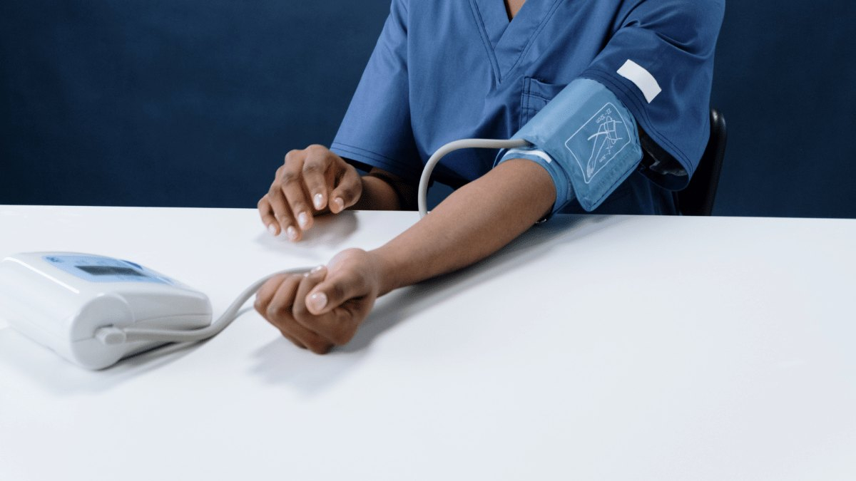 Máy đo huyết áp bắp tay đơn giản, dễ sử dụng