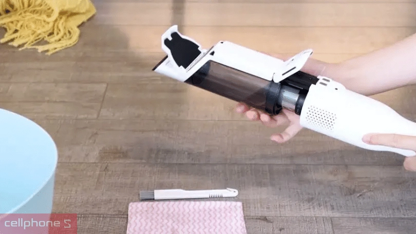 Hướng dẫn sử dụng máy hút bụi lau nhà Tineco PURE ONE MINI S4 chi tiết  Việc sử dụng máy hút bụi lau nhà Tineco PURE ONE MINI S4 cũng không quá khó kể cả đối với người sử dụng lần đầu. Trước khi thực hiện việc hút bằng máy cần đảm bảo pin đã được sạc đầy, sau đó thì thực hiện theo những hướng dẫn sau đây là được:  Bước 1: Tùy thuộc vào nhiệm vụ và nơi cần làm sạch mà lựa chọn đầu hút phù hợp, sau đó lắp đặt nó vào đầu hút chính của máy. Đảm bảo nó được đặt chặt và an toàn.  may-hut-bui-cam-tay-tineco-pure-one-mini-s4-2  Bước 2: Sử dụng nút nguồn để bật hoặc tắt máy. Đảm bảo máy ở chế độ "ON" khi sử dụng.  Bước 3: Sử dụng các nút điều chỉnh để thay đổi công suất tùy thuộc vào đối tượng làm sạch và tình trạng bề mặt.  may-hut-bui-cam-tay-tineco-pure-one-mini-s4-3  Bước 4: Di chuyển máy và giữ máy qua các bề mặt cần làm sạch theo chiều ngang, dọc một cách đều đặn  may-hut-bui-cam-tay-tineco-pure-one-mini-s4-4  Bước 5: Khi đã hoàn thành công việc làm sạch, tắt máy bằng cách nhấn nút nguồn. Tháo đầu hút và làm sạch các bộ phận bằng cách nhấn nút giải phóng. Vệ sinh sau khi sử dụng giúp duy trì hiệu suất làm sạch của máy.  may-hut-bui-cam-tay-tineco-pure-one-mini-s4-5  Cuối cùng là hãy bảo quản máy ở nơi thoáng mát và khô ráo. Để bảo quản pin, sạc lại nó đầy đủ trước khi để máy không sử dụng trong thời gian dài.