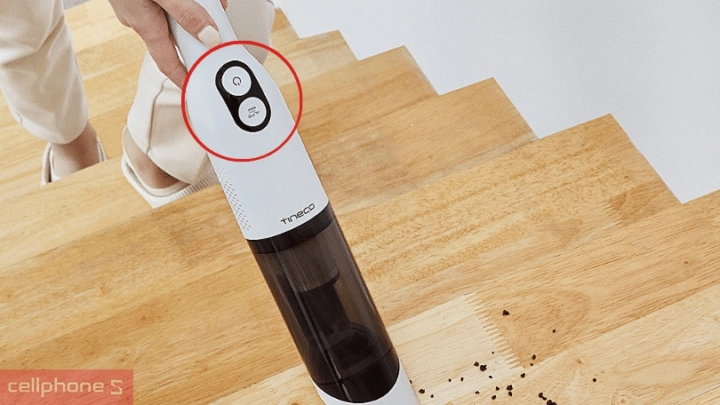 Hướng dẫn sử dụng máy hút bụi lau nhà Tineco PURE ONE MINI S4 chi tiết  Việc sử dụng máy hút bụi lau nhà Tineco PURE ONE MINI S4 cũng không quá khó kể cả đối với người sử dụng lần đầu. Trước khi thực hiện việc hút bằng máy cần đảm bảo pin đã được sạc đầy, sau đó thì thực hiện theo những hướng dẫn sau đây là được:  Bước 1: Tùy thuộc vào nhiệm vụ và nơi cần làm sạch mà lựa chọn đầu hút phù hợp, sau đó lắp đặt nó vào đầu hút chính của máy. Đảm bảo nó được đặt chặt và an toàn.  may-hut-bui-cam-tay-tineco-pure-one-mini-s4-2  Bước 2: Sử dụng nút nguồn để bật hoặc tắt máy. Đảm bảo máy ở chế độ "ON" khi sử dụng.  Bước 3: Sử dụng các nút điều chỉnh để thay đổi công suất tùy thuộc vào đối tượng làm sạch và tình trạng bề mặt.  may-hut-bui-cam-tay-tineco-pure-one-mini-s4-3  Bước 4: Di chuyển máy và giữ máy qua các bề mặt cần làm sạch theo chiều ngang, dọc một cách đều đặn  may-hut-bui-cam-tay-tineco-pure-one-mini-s4-4  Bước 5: Khi đã hoàn thành công việc làm sạch, tắt máy bằng cách nhấn nút nguồn. Tháo đầu hút và làm sạch các bộ phận bằng cách nhấn nút giải phóng. Vệ sinh sau khi sử dụng giúp duy trì hiệu suất làm sạch của máy.  may-hut-bui-cam-tay-tineco-pure-one-mini-s4-5  Cuối cùng là hãy bảo quản máy ở nơi thoáng mát và khô ráo. Để bảo quản pin, sạc lại nó đầy đủ trước khi để máy không sử dụng trong thời gian dài.