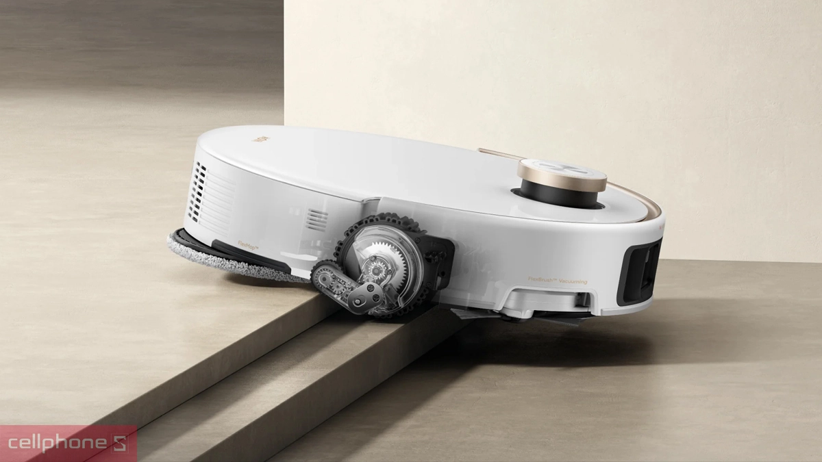 Pin 6400 mAh, tự động sạc và xả bụi thông minh