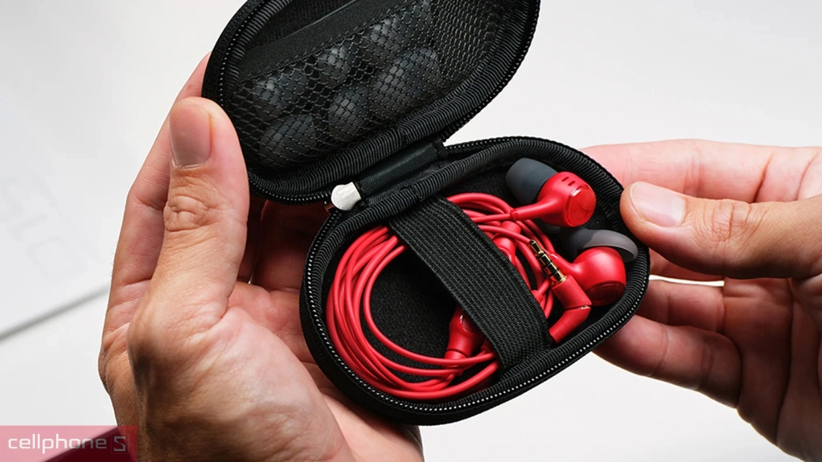 Thiết kế Intra-Concha nhỏ gọn của tai nghe gaming HyperX Cloud Earbuds 3 giúp lưu trữ dễ dàng