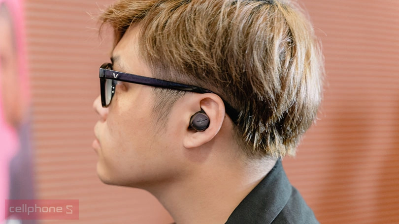 Trang bị ba micro, đàm thoại rõ nét