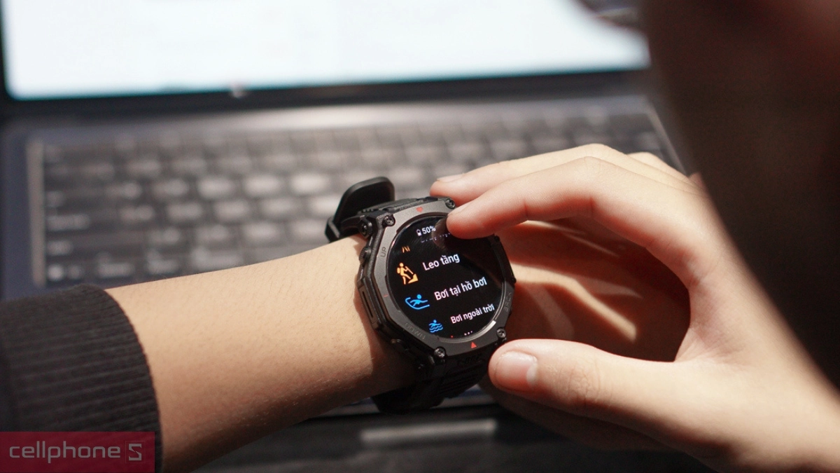 Hỗ trợ tập luyện chuyên sâu, bản đồ màu và đèn pin tích hợp