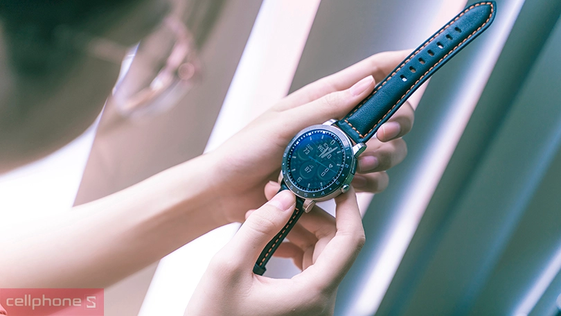 Thiết kế sang trọng phù hợp với nhiều người dùng, pin dung lượng lớn