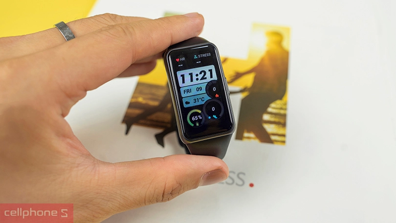 Thiết kế năng động, màn hình 1.47 inches, hiển thị màu