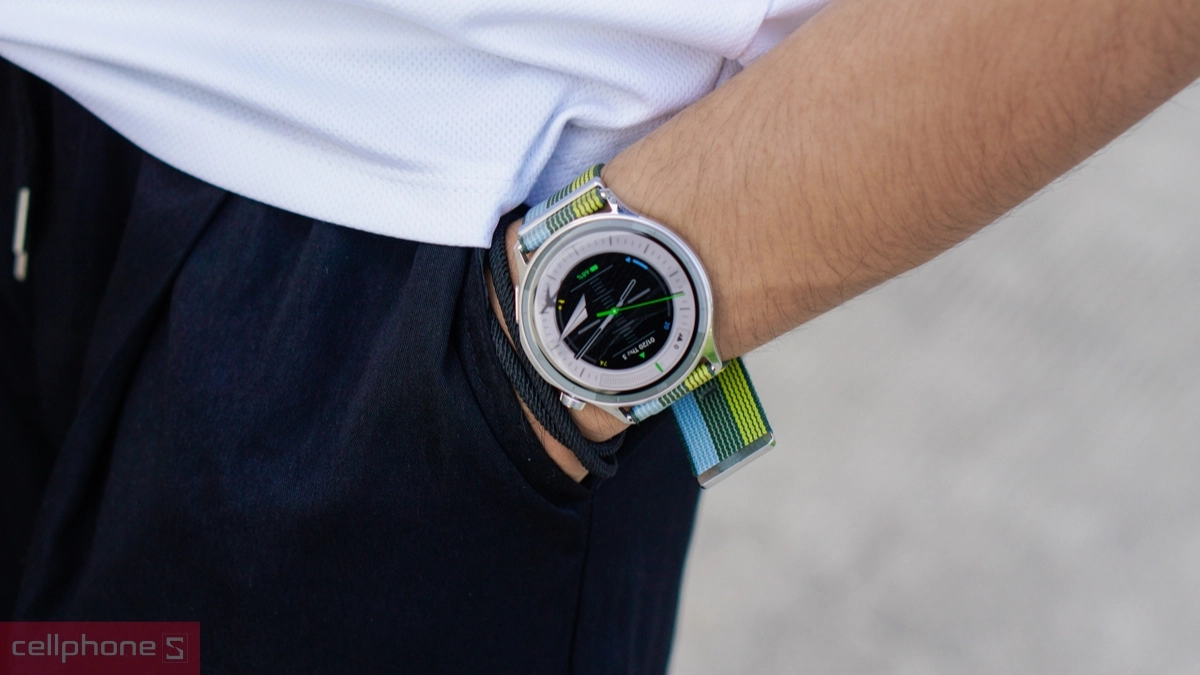 Màn hình AMOLED 1.46 inch, độ sáng tối đa 3000 nits