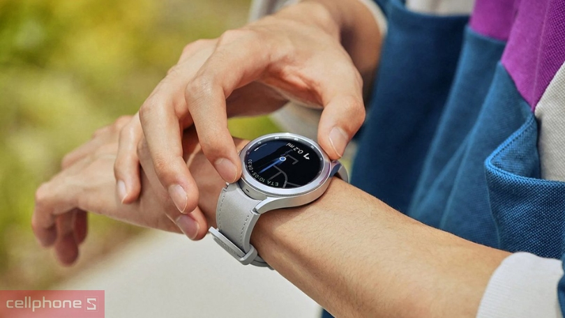 Thiết kế dây đeo móc cánh bướm hiện đại