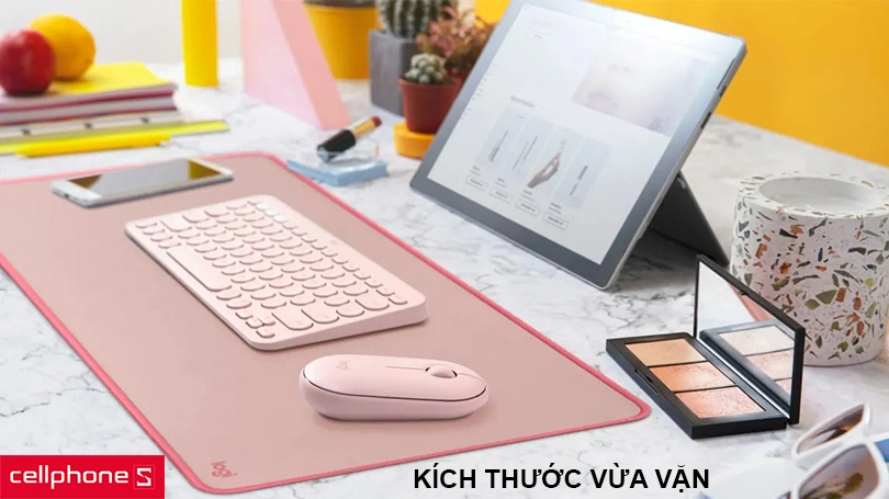 Kích thước vừa vặn trong không gian bàn phím và chuột