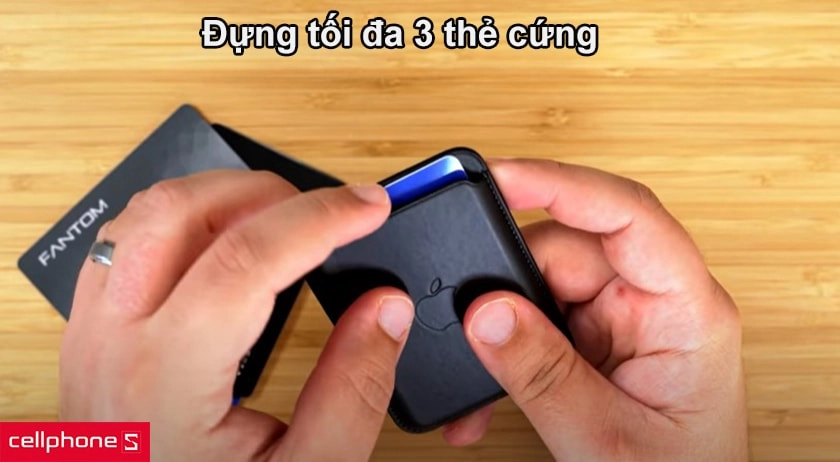 Đựng tối đa ba thẻ cứng