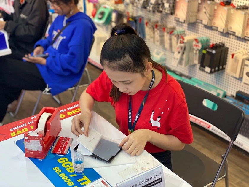 Dán miếng dán màn hình PPF cao cấp mặt trước cho Samsung Galaxy Fold giá rẻ tại CellphoneS