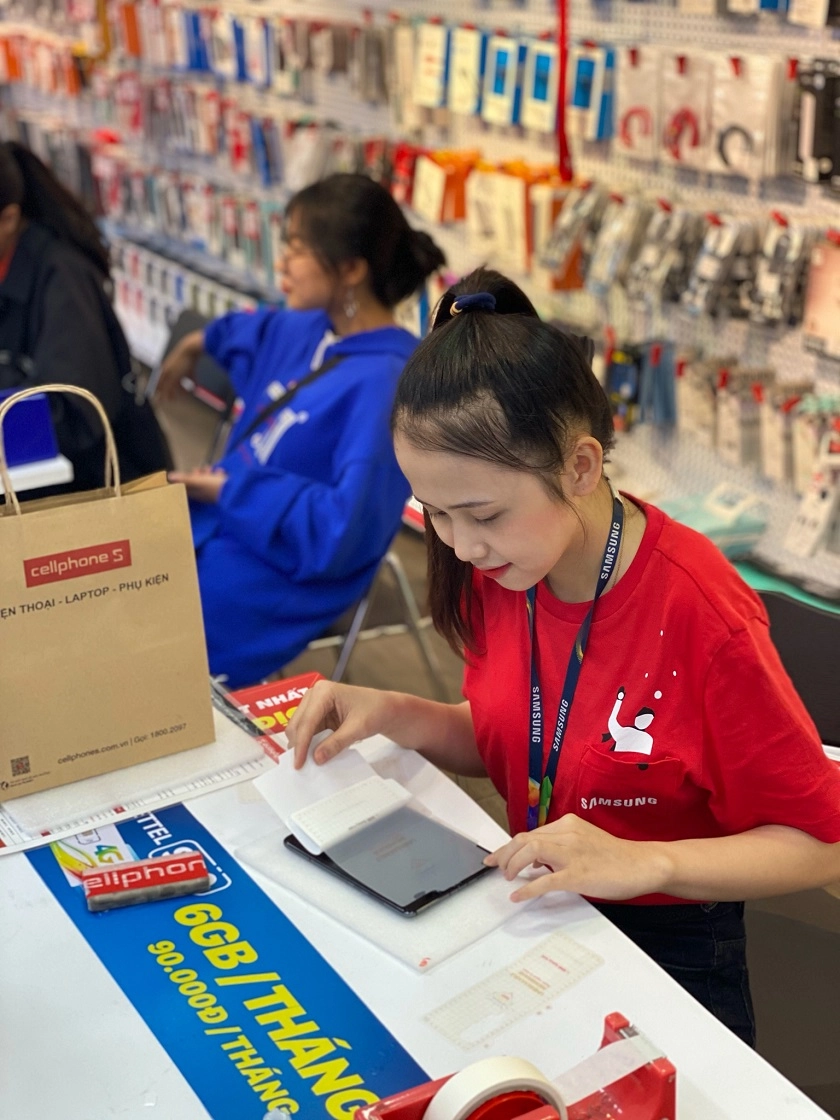 Dán miếng dán màn hình PPF cao cấp mặt trước cho Samsung Galaxy Fold giá rẻ tại CellphoneS