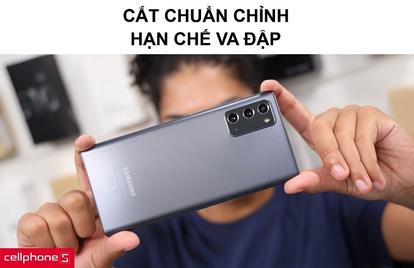 Mặt lưng nhám được cắt chuẩn chỉnh từng chi tiết cùng khả năng hạn chế va đập nhẹ