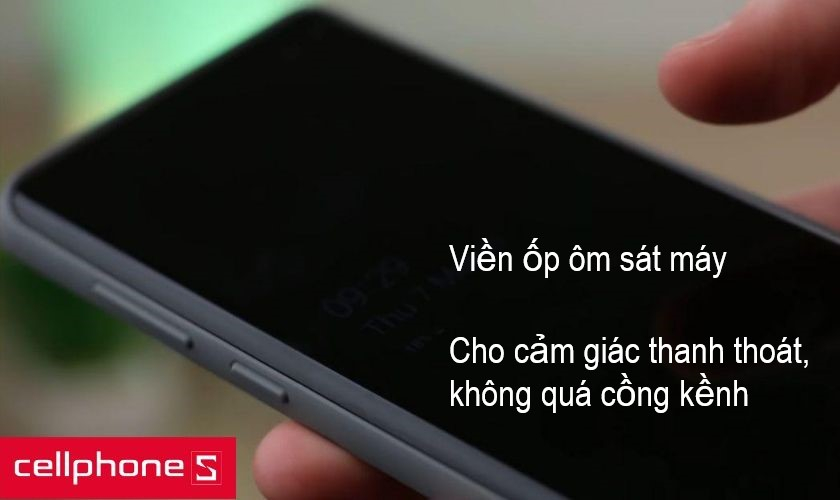 Thiết kế đẹp mắt với họa tiết sọc nổi cùng với viền ốp ôm sát máy