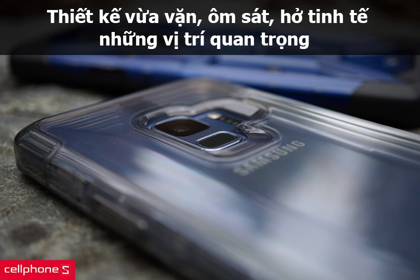 Thiết kế vừa vặn, ôm sát, hở tinh tế những vị trí quan trọng