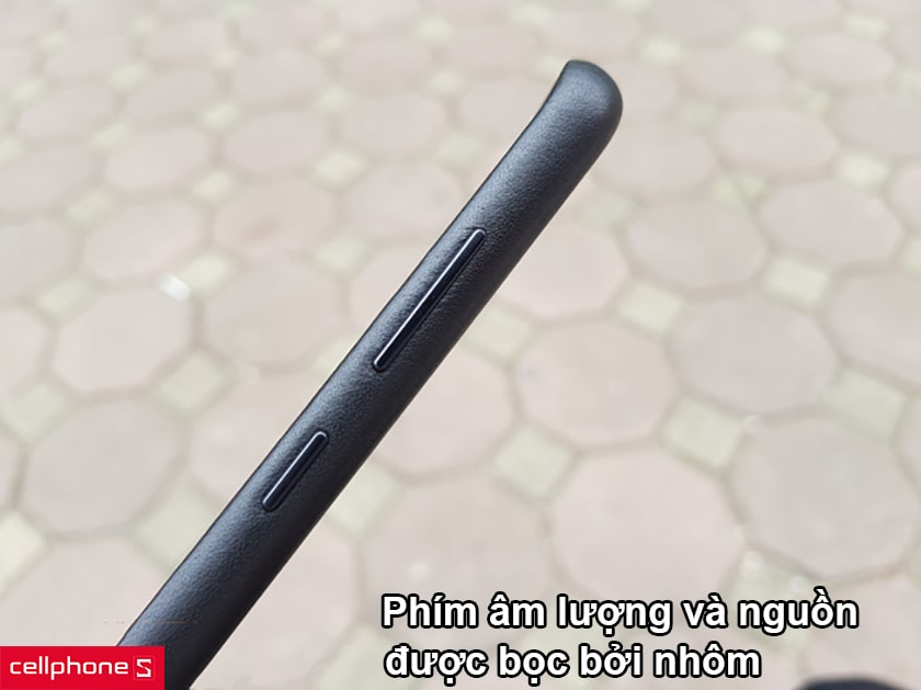 Hoàn thiện tinh xảo, phím âm lượng và nguồn được bọc bởi nhôm