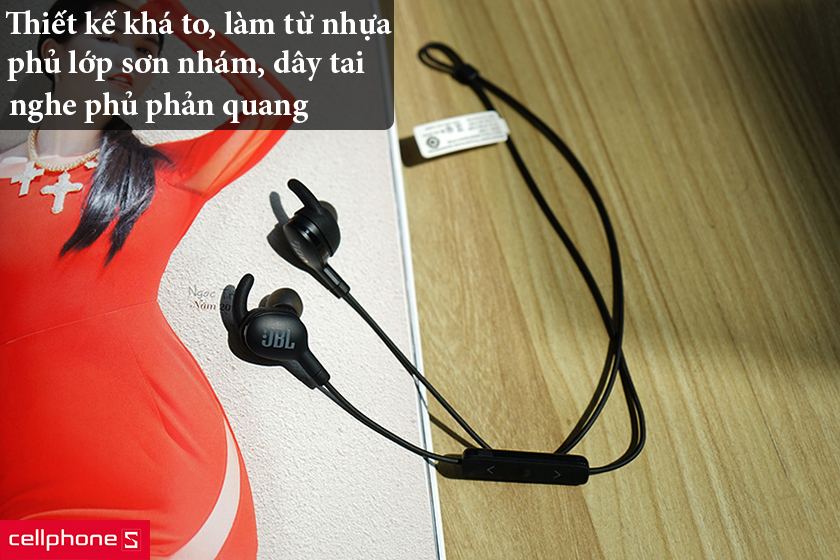 Thiết kế khá to, làm từ nhựa phủ lớp sơn nhám, dây tai nghe phủ phản quang