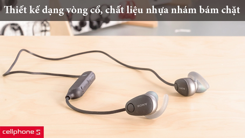 Thiết kế dạng vòng cổ, chất liệu nhựa nhám bám chặt cổ
