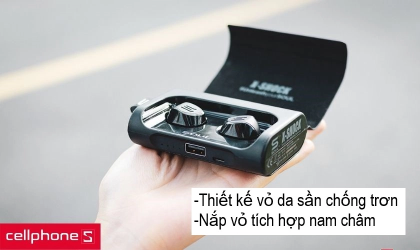 Phần hộp tai nghe bên ngoài được làm vỏ dạng da vân sần nổi chống trơn trượt