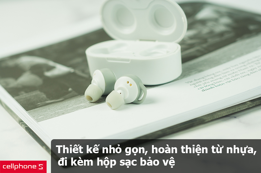 Thiết kế nhỏ gọn, hoàn thiện từ nhựa, đi kèm hộp sạc bảo vệ