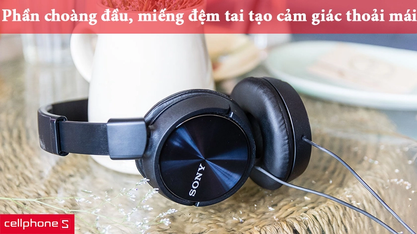 Phần choàng qua đầu kết hợp với miếng đệm tai mềm bao kín tai được thiết kế tối ưu