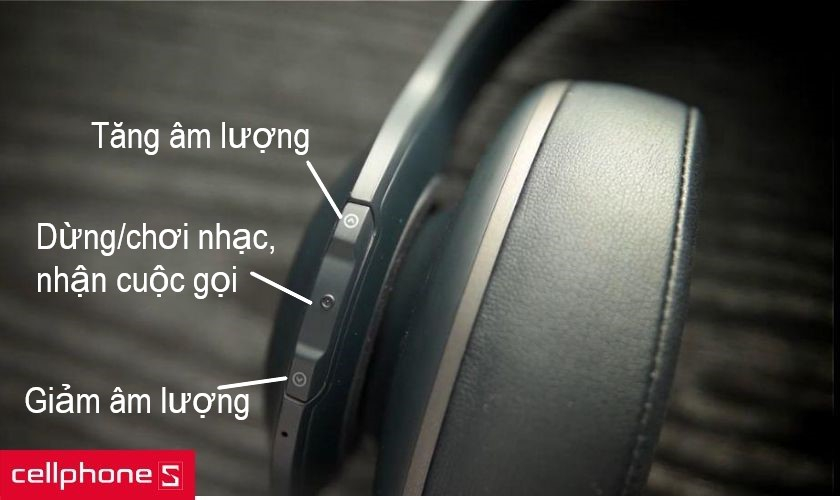 Trên phần earcub trái của tai nghe được tích hợp một số phím chức năng