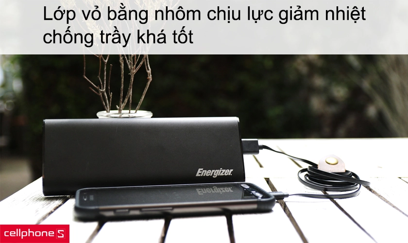 Lớp vỏ bằng nhôm, chịu lực giảm nhiệt, chống trầy khá tốt