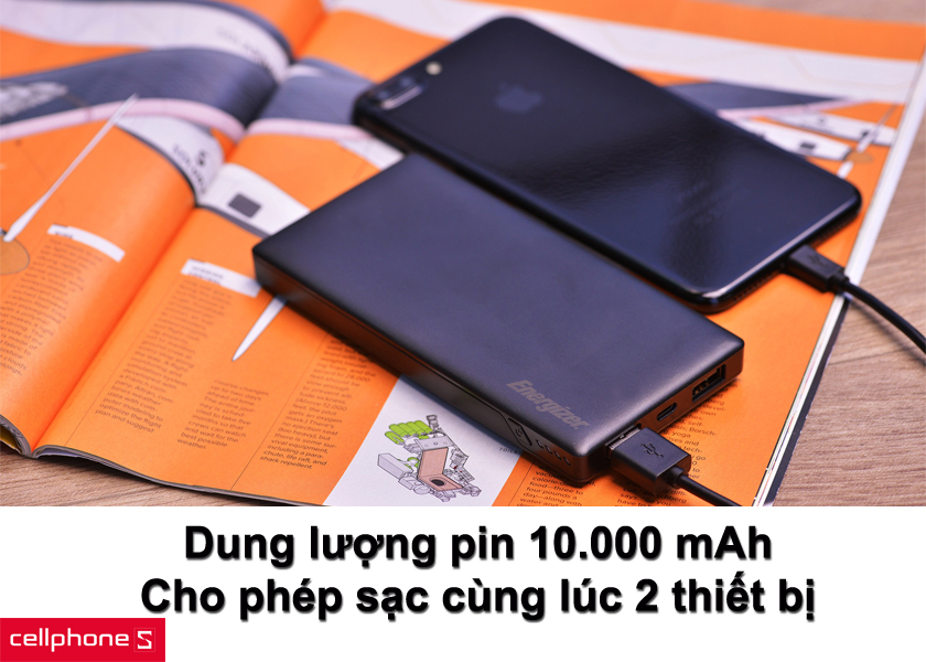  trang bị 2 cổng output cho phép người dùng sạc cùng lúc cho 2 thiết bị