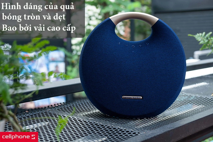 Harman Kardon Onyx Studio 5 sở hữu một thiết kế khá độc đáo với hình dáng của một quả bóng tròn và dẹt