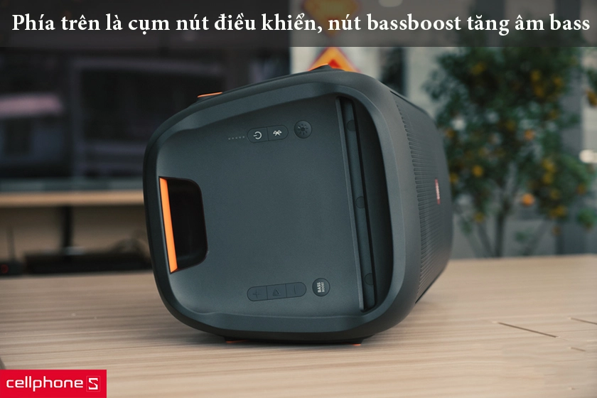 trên đỉnh loa là cụm nút điền khiển quen thuộc, ngoài ra còn có chức năng bassboost giúp tăng thêm độ rền