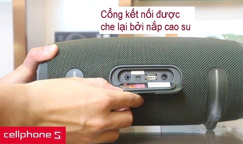 cổng kết nối được đặt trong một nắp cao su sẽ tăng khả năng chống nước