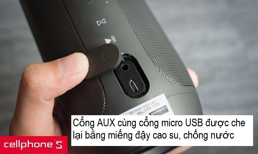  cổng AUX và cổng micro USB được đặt chung tại một chỗ và được che kín bởi nắp cao su