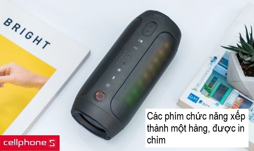 các phím tập trung thành một hàng dọc xuống và được làm bằng cao su in chìm 