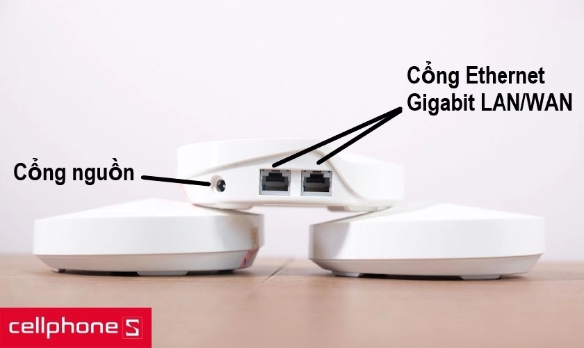 Mỗi thiết bị Deco M5 đều được trang bị cổng nguồn và hai cổng Ethernet Gigabit LAN/WAN