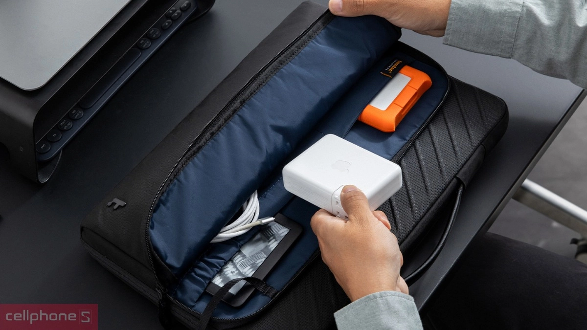 Ngăn chứa túi xách chống sốc Tomtoc Voyage A24 13 inch A24C2D1