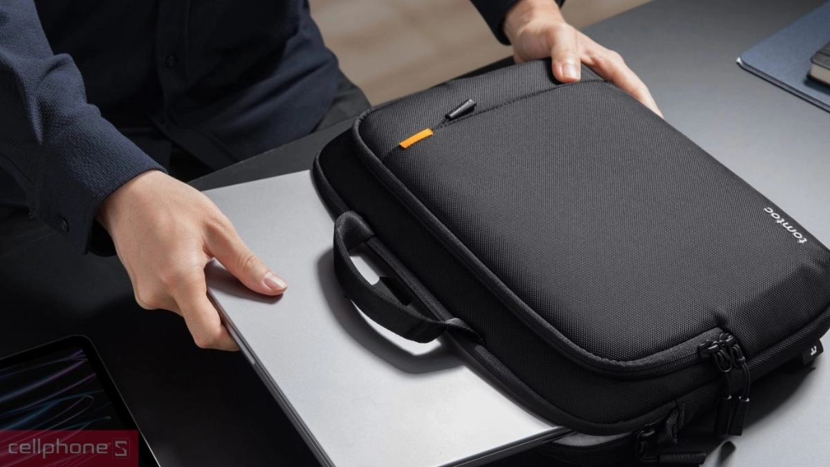Chất liệu túi chống sốc có dây TOMTOC Defender Shoulder Bag 17.3 inch A30G1D1 DRS