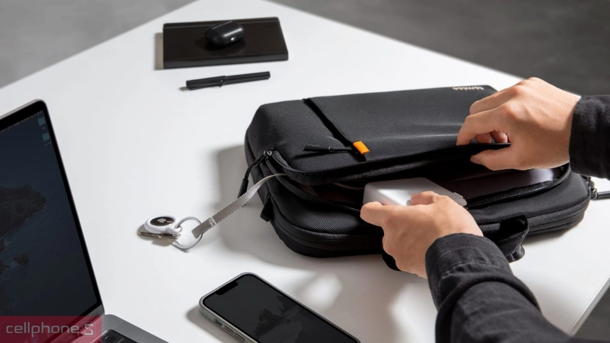 Cấu trúc ngăn túi chống sốc có dây TOMTOC Defender Shoulder Bag 17.3 inch A30G1D1 DRS