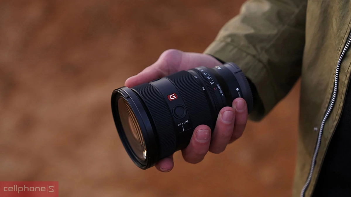 Lens zoom F2.8 24-70 mm có trọng lượng chỉ 695 g