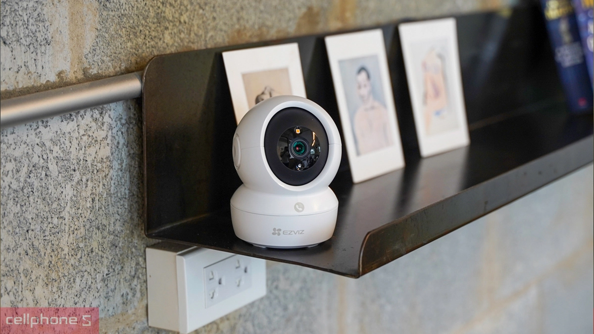 Xoay ngang 340 độ giúp thân camera bám sát người di chuyển