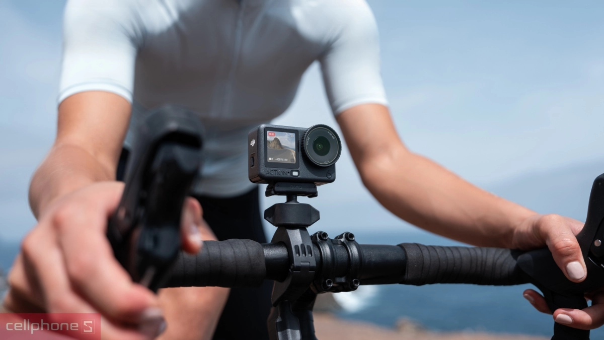 Camera DJI Osmo Action 6 dễ dàng kết nối với ngàm nam châm Camera DJI Osmo Action 6 dễ dàng kết nối với ngàm nam châm
