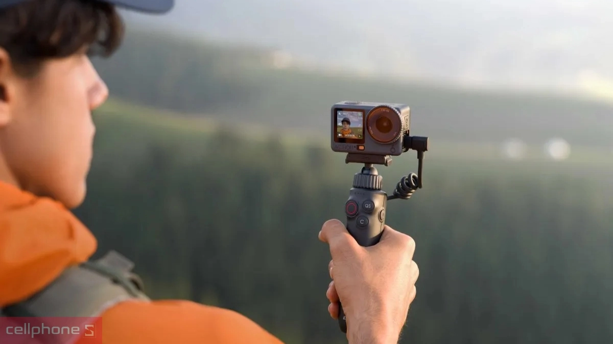 DJI Action 6 có hệ thống màn hình đôi cảm ứng