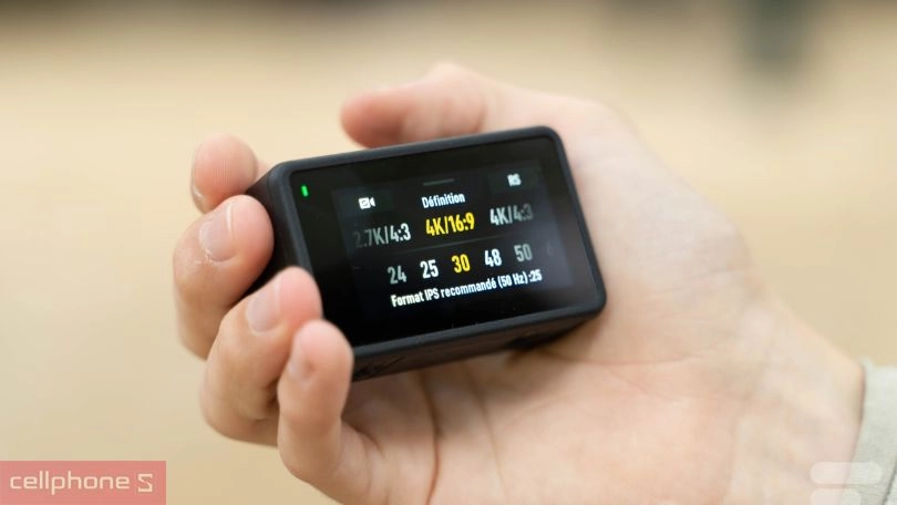 Nhấn nút khởi động DJI Osmo Action 4