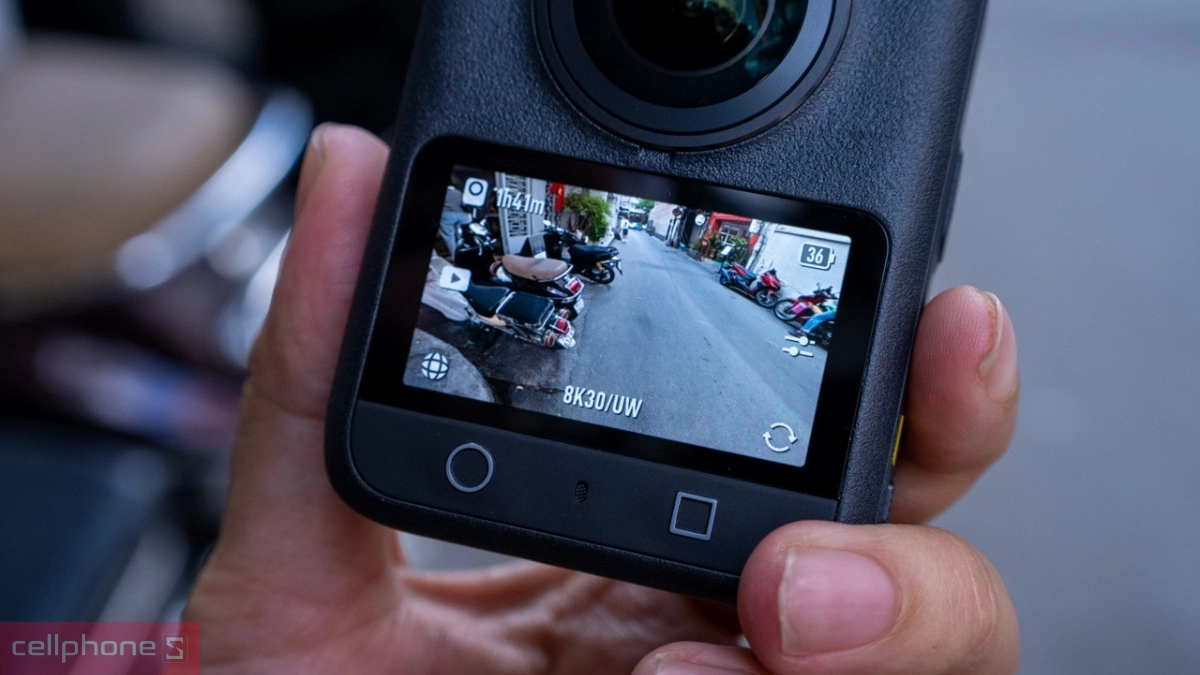 Xem lại cảnh quay trên màn hình OLED Crystal Clear sắc nét