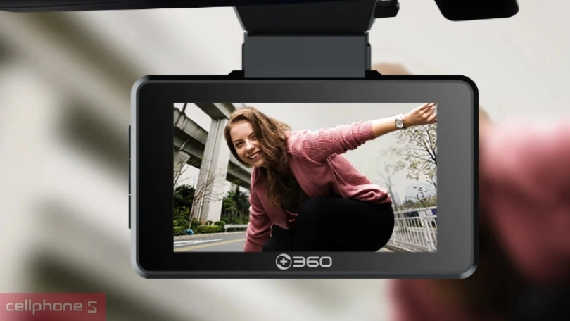 Tích hợp GPS tự động cập nhật dữ liệu khi lái xe và được bảo mật an toàn