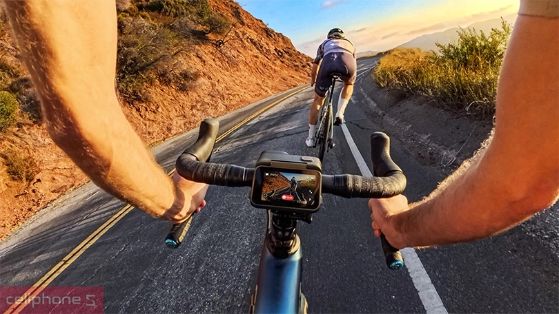 Khả năng kết nối phụ kiện trên camera hành trình Insta360 ACE