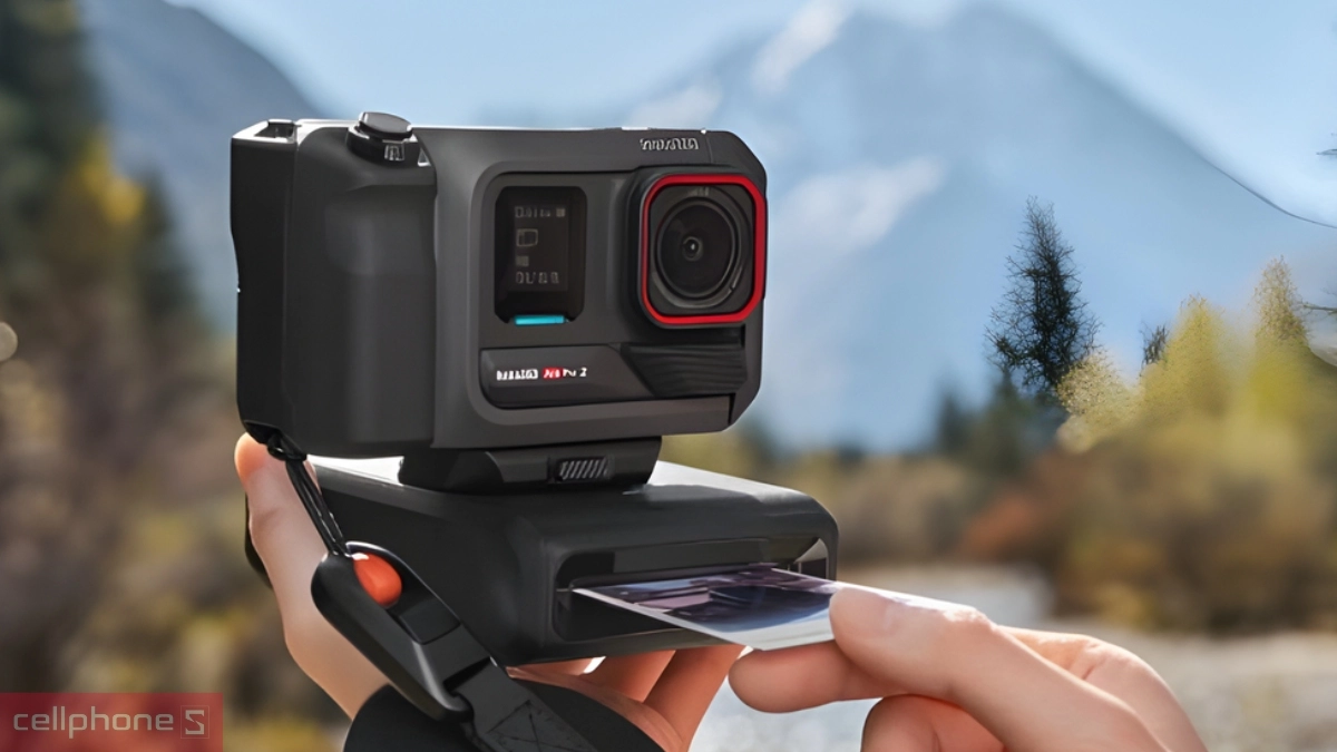 Khả năng kết nối phụ kiện của camera hành trình Insta 360 Ace Pro 2 Flash Print Bundle