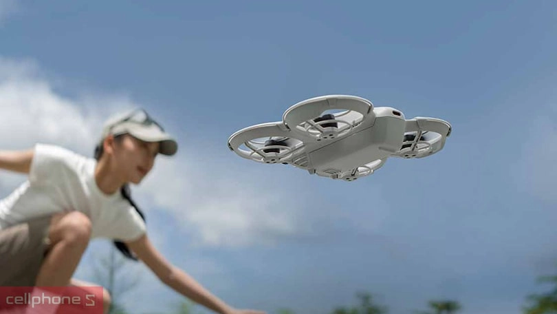 DJI Neo Combo có khả năng theo dõi thông minh nhờ AI DJI Neo Combo có khả năng theo dõi thông minh nhờ AI