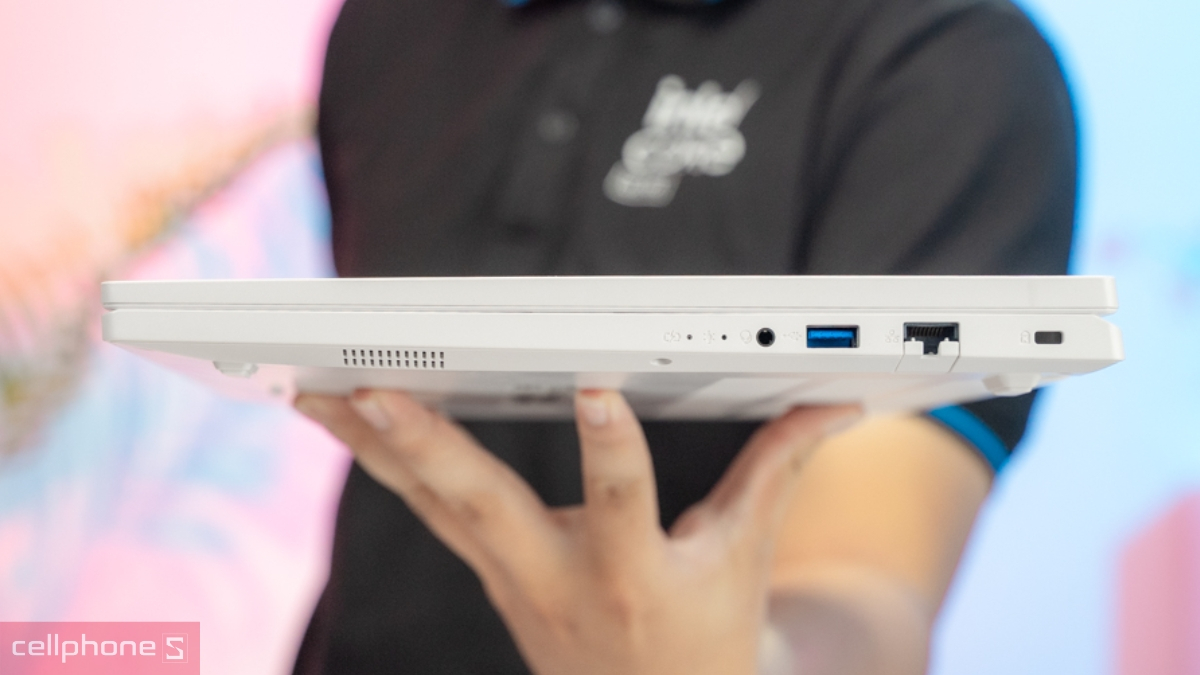 cổng kết nối của Acer Nitro Lite 16
