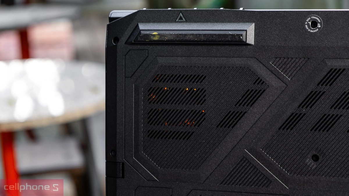 Hệ thống tản nhiệt trên Acer Nitro V 