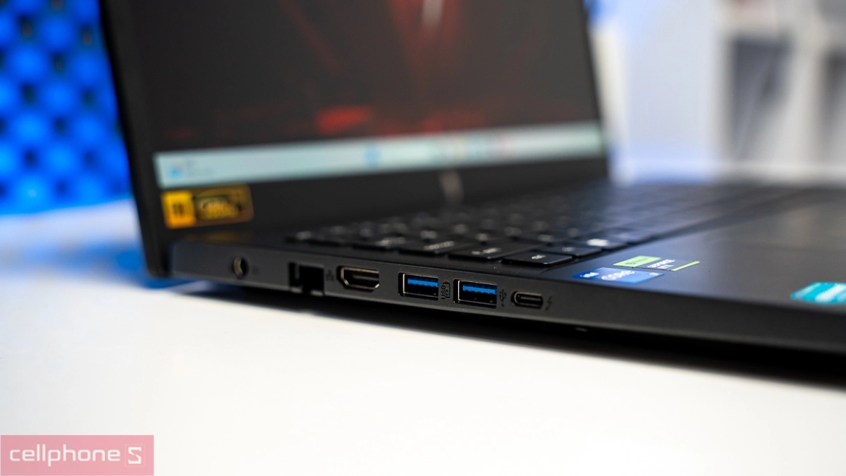 Acer Nitro V được trang bị một hệ thống cổng kết nối đa dạng